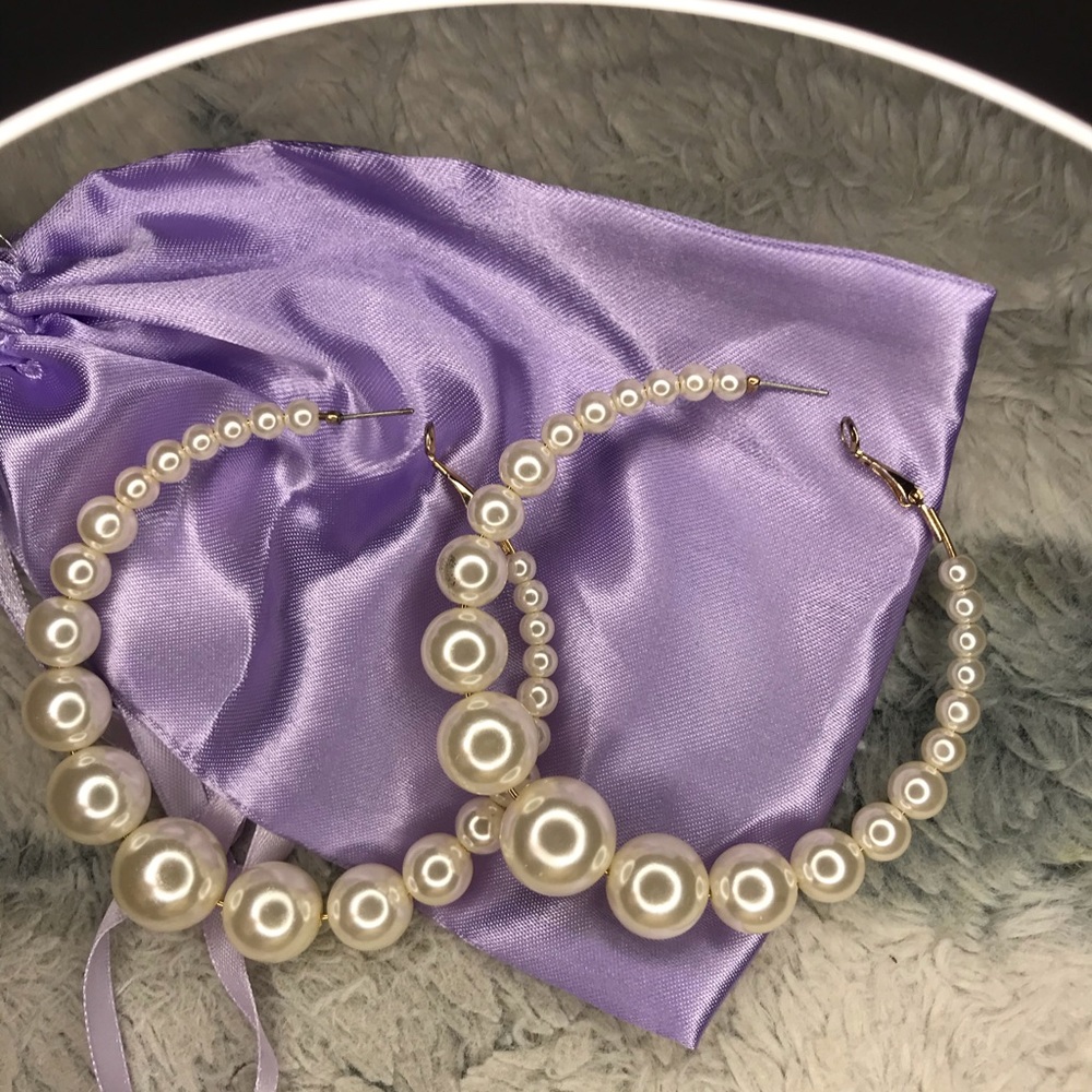 Pearl hoop earrings ‼️